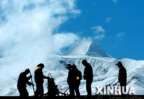 青藏鐵路建設(shè)者在西藏桑典康桑雪山腳下整道(2005年6月8日攝)。 青藏鐵路從西寧至拉薩全長(zhǎng)1956公里,是世界上海拔最高、線路最長(zhǎng)、穿越凍土里程最長(zhǎng)的高原鐵路。把鐵路修進(jìn)西藏是幾代中國(guó)人的夢(mèng)想,但這一想法直到新中國(guó)成立后才逐漸變?yōu)楝F(xiàn)實(shí)。青藏鐵路一期工程西寧至格爾木段于1958年開(kāi)工,1984年交付營(yíng)運(yùn)。但限于當(dāng)時(shí)國(guó)家的經(jīng)濟(jì)實(shí)力以及高原、凍土等筑路技術(shù)難題尚未解決,格爾木至拉薩段被迫停建。2001年6月,國(guó)家總投資330.9億元?jiǎng)庸ば藿ㄇ嗖罔F路二期工程。這一工程跨越昆侖山、唐古拉山,通過(guò)多年凍土層和大片“生命禁區(qū)”,是人類(lèi)鐵路建設(shè)史上亙古未有的穿越。它的建成將為神秘而古老的青藏高原帶來(lái)新的生機(jī)和活力! 新華社發(fā)