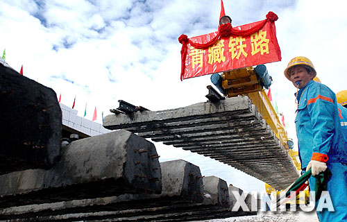 一名青藏鐵路建設(shè)者正在指揮鋪軌。2005年8月24日,隨著青藏鐵路在海拔5072米處成功鋪軌,中國人創(chuàng)造了世界鐵路最高點(diǎn)的紀(jì)錄(資料照片)。 青藏鐵路從西寧至拉薩全長(zhǎng)1956公里,是世界上海拔最高、線路最長(zhǎng)、穿越凍土里程最長(zhǎng)的高原鐵路。把鐵路修進(jìn)西藏是幾代中國人的夢(mèng)想,但這一想法直到新中國成立后才逐漸變?yōu)楝F(xiàn)實(shí)。青藏鐵路一期工程西寧至格爾木段于1958年開工,1984年交付營運(yùn)。但限于當(dāng)時(shí)國家的經(jīng)濟(jì)實(shí)力以及高原、凍土等筑路技術(shù)難題尚未解決,格爾木至拉薩段被迫停建。2001年6月,國家總投資330.9億元?jiǎng)庸ば藿ㄇ嗖罔F路二期工程。這一工程跨越昆侖山、唐古拉山,通過多年凍土層和大片“生命禁區(qū)”,是人類鐵路建設(shè)史上亙古未有的穿越。它的建成將為神秘而古老的青藏高原帶來新的生機(jī)和活力! 新華社發(fā)