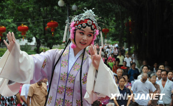 10月2日,在福州市西湖公園舉行的慶國(guó)慶“美在西湖”文化活動(dòng)中,福州閩劇院的演員在為市民表演節(jié)目。